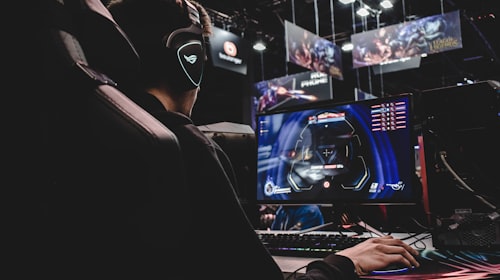 CS2官方赛事直播画面 - 职业选手在荒漠迷城地图激烈交火