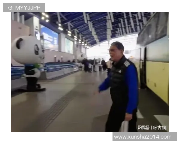 球迷机场偶遇足球巨星引发热烈追捧现场气氛高涨瞬间成热门话题