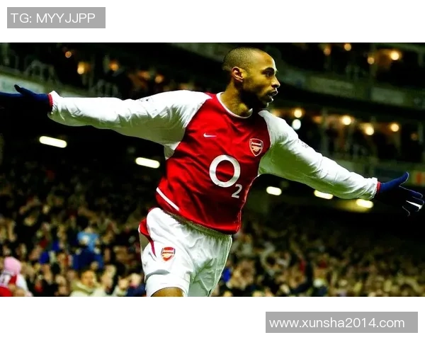 《聚焦绿茵场：与足球巨星深度对话，揭开他们背后的故事与梦想》